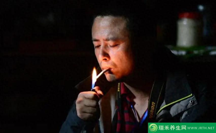 图片[1]-长期吸烟的男性，过了45岁，还能轻松完成4个动作，身体或很不错-瑞禾养生网